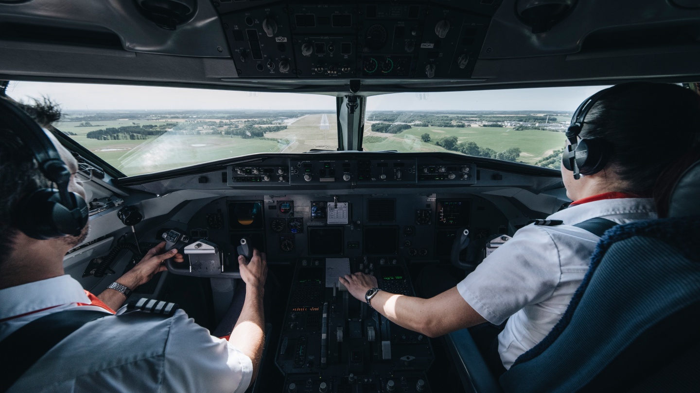 Airplane Landing Pilot Horizon Swiss Flight Academy